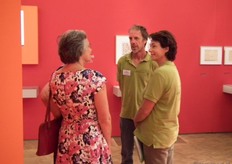 Jozien Vos (links) met Idse Billenkamp en Isabel Duinisveld van De Eemstuin.