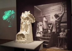 Een beeld van Rudolf Steiner, rechts op de foto de kunstenaar zelf.