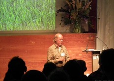 "Over het thema van de bijeenkomst, 'Wat werkt is waar', was hij duidelijk: "Ik ben er vaak getuige van geweest dat wat waar is op korte termijn, op lange termijn toch niet blijkt te werken. Wat waar is op korte termijn, vraagt later om moeilijkheden."