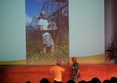 Dit is Rob van Paassen, hij teelt biologisch-dynamische groenten in de kas op zijn bedrijf in Oude Leede.