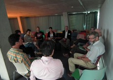 Achterin de zaal konden geïnteresseerden met Petra Derkzen (zwart-witte jurk) en Bert van Ruitenbeek in gesprek over de stichting.