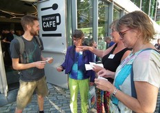 Bij Joke Bloksma kon men terecht voor het vragenbriefje over verbinden en samenwerking.