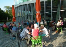 Veel groepjes zochten gingen in de nazomerzon in overleg.