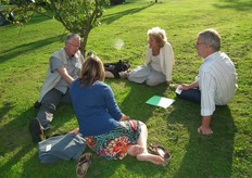 Ook wat groepjes op het grasveld. Links Durk Oosterhof van melkveehouderij Obio, Tineke van den Berg (de Stadsboerderij), Margriet Klingen (particulier) en Alex van Hootegem (De Grote Verleiding en bio-akkerbouwbedrijf Meulwaeter).