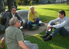 Bovenin: Thomas Schara (Triodos Bank), Ronnie Horstman (Kraaybeekerhof). Onderin Piet van Ijzendoorn (Zonnehoeve).