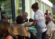 Rudi Gerding (midden) van De Groene Winkel Zeist pakt een hapje.