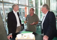 Bert van Ruitenbeek, Piet van IJzendoorn en Koos Bakker praten na afloop van de bijeenkomst nog even na.