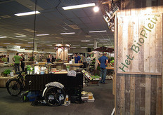 De bezoeker kreeg op het plein een mooi overzicht van wat er zoal beschikbaar is aan biologische producten voor de versspecialisten.