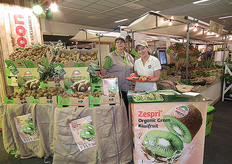 Zespri was één van de standhouders op het BioPlein. Carina van Hunen en Charlotte Gerrits lieten bezoekers proeven van de biologische kiwi's.
