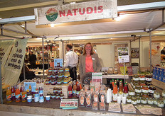 Ine Lieman met de verschillende merken die Natudis het BioPlein presenteerde: Ekoland, LunaeTerra en GreenAge.