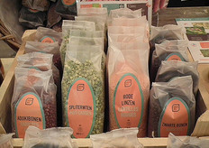 "Ine: "De peulvruchten van het merk Greenage worden heel leuk ontvangen. We hebben voorafgaand aan deze beurs even goed bekeken met welke producten we de AGF-detaillist kunnen versterken. Hiermee zouden ze een mooi bio-schap kunnen vullen."