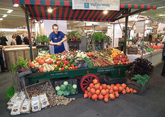 "Erik Brands achter de groentekraam van Vroegop-Windig, opvallende verschijning op het BioPlein. "Veel bezoekers zijn verrast over dit plein. Het is voor het eerst dat de bio-branche zo groot uitpakt."