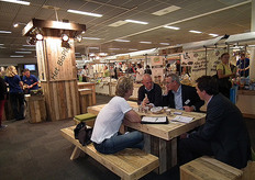 Tussen de kramen stonden ook verschillende tafels waaraan men rustig kon overleggen.