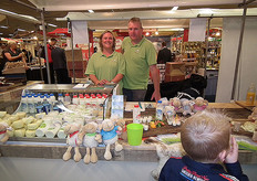Herman van Assen van Biologische schaapsmelkerij De Vreugdehoeve werd op de beurs bijgestaan door Nicole Mets, de vrouw van één van de medewerkers van De Vreugdehoeve.