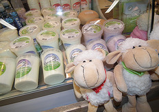 "Herman: "We vertellen de bezoekers hier wat ze missen als ze onze producten niet opnemen. Daarom laten we ze veel proeven van onder andere onze schapenyoghurt."