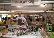 Evert Verboom met een greep uit het ruime bio-assortiment van de Amsterdamse levensmiddelengroothandel De Kweker.