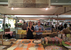 "Charles Deacon van Market Endeavour presenteerde de glutenvrije en biologische producten van het merk Roley's op het BioPlein. Naast hem zijn zus Maria. "Iedereen kent wel iemand met een glutenallergie, daarom krijgen we veel vragen hierover. We willen met dit merk laten zien dat glutenvrij niet saai hoeft te zijn en laten de bezoekers dus graag proeven van onze taarten", aldus Charles."