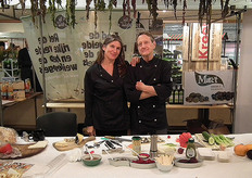 "Agnes van Dijk en Bert Baanders kregen veel enthousiaste reacties op hun zeewierspecialiteiten (waaronder broodbeleg en tapenade). Agnes: "Het thema in onze kraam is vers zeewier en gastronomie. Men is over het algemeen erg enthousiast over de smaak."