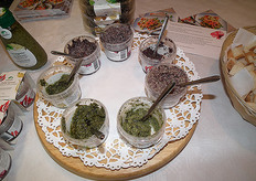 "Allerlei varianten en allemaal hebben ze één ding met elkaar gemeen: het hoofdbestanddeel is verse zeewier. Op de kaarten rechtsboven staat een recept. "Daarmee willen we duidelijk maken wat ze allemaal kunnen bereiden met onze producten."