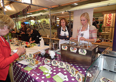 De biologische en glutenvrije maaltijdsoepen van Just Food zijn sinds kort bij Kroon verkrijgbaar. Lysanne Volkerink van groothandel Vechtenaer liet bezoekers de hele dag door van diverse soepen proeven. Links Deirdre Hilliard, de Ierse eigenaar en ontwikkelaar van de soepen van Just Food.
