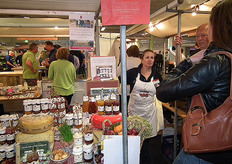 Tessa Luteijn van Heerlijkheid Mariënwaerdt in gesprek met wat geïnteresseerde bezoekers.