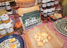 In de kraam lagen onder meer blokjes van de Assepoester-kaas. Deze seizoenskaas met wortel en pompoenpitten is sinds kort weer verkrijgbaar.