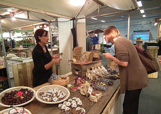 Marianne Nelis vertelt deze bezoeker wat meer over de van Ecoficus