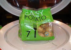 "Anke stoomde deze biologische krielaardappeltjes en serveerde ze vervolgens in de stand. "Dit is nog een vrij nieuw product. De aardappeltjes hoeven maar 7 minuten in de magnetron en doordat ze gestoomd worden blijven de vitamines behouden."