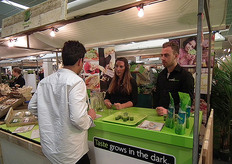 Eva van der Plas en Sven van Geebergen met niet alleen kiemen, maar ook tarwegrassap van Van der Plas.