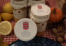 "Tessa had ook nog een nieuwtje: "Op verzoek van wat klanten zijn we ook bezig met een alternatief voor ons 'mutsje', een schroefdeksel met daarop ons logo. We zijn de eerste potten hiermee al aan het vullen."