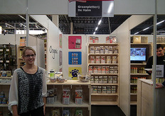 "Danique van der Leest met de producten van Graanpletterij De Halm. "Wij zijn één van de leveranciers van Voets Specialiteiten en staan daarom in de 'Voets-straat'."