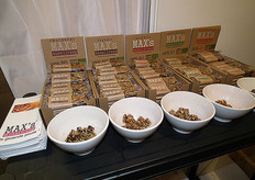 "Noa geeft aan dat het eigenlijk als een geintje begonnen is. Max, de zoon van Dennis, houdt niet van brood en daarom zocht Dennis een alternatief. Na ruim een jaar ontwikkelen is dit alternatief klaar; Max's mueslirepen. "We hebben besloten om de repen nu ook officieel op de markt te brengen."