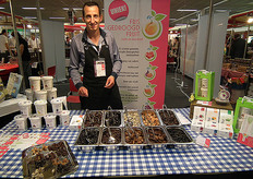 "Hans Apontoweil van Fris Gedroogd Fruit. De bedrijfsnaam zegt genoeg: hij verkoopt fris biologisch gedroogd fruit. "Dit fruit is anders van textuur en smaak dan standaard gedroogde zuidvruchten. Ze worden op ambachtelijke wijze bewerkt, er wordt stapje voor stapje water aan de vruchten toegevoegd."