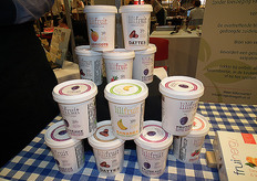 Het gedroogde fruit wordt verpakt in deze potten van 200 gram.