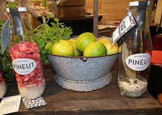 "In de doe-het-zelf likeuren van Pineut zitten onder meer biologische ingrediënten die afkomstig zijn van IDorganics en Het Blauwe Huis ("Bij hen haal ik onder meer citroentijm, munt en eucalyptus", aldus Femke van der Kuijp)."