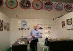 "Cor Hofstra is creative designer bij Eshuis. Hij toont één van de zijdevloei kaasetiketten die hij voor diverse biologische kaasmerken heeft ontwikkeld (Onder meer voor Zuiver Zuivel en Bastiaansen). "Het bijzondere is dat deze etiketten digitaal gedrukt worden. We doen vrij veel zaken met bio-bedrijven. Ik krijg dan vaak ook producten te proeven en ik proef zeker het verschil tussen gangbare en biologische kaas."