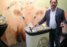 André Koudstaal met biologische Jerseyhoeve-kaas.