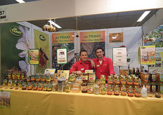 "Wim Roeleveld en Aart Jansen van Imkerij De Traay. Wim: "We gaan onze honingtoppings vanaf nu in knijpflacons verpakken."