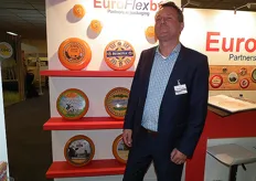 Micheil Wondergem van EuroFlex B.V. voorziet diverse biologische kaasmerken van Etiketten.