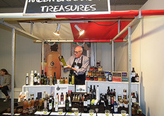 Henk Terol met één van de mooi verpakte biologische olijfolieflessen, die hij importeert voor zijn bedrijf Mediterranean Treasures.