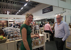 Rechts Bram Voets van Voets Specialiteiten. De groothandel had samen met de leveranciers een 'Voets-straat' ingericht.