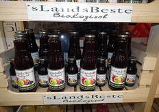 "Alex: "Dit is de nieuwste toevoeging aan ons assortiment van biologische sappen: appel-blauwe bessen."