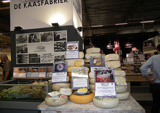 Bij De Kaasfabriek werden diverse biologische kazen op één tafel gepresenteerd. Uiteraard kon men hiervan proeven.
