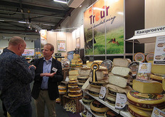 Piet den Hertog (rechts) in de stand van Treur Kaas in gesprek over de biologische geitenkaas van de Mèkkerstee uit Ouddorp.