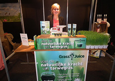 "Esmee Kamphuis van Grass2Juice. "Ik heb al veel bezoekers laten proeven van ons tarwegrassap. Als ze er aan ruiken twijfelen ze nog een beetje, maar daarna valt het toch wel mee."