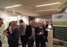 In het midden Jan Groen (Green Organics) met Heleen Bos van Rijk Zwaan, onderweg naar de zaal.