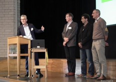 De directeur reikte vervolgens de eerste Bionext-speldjes uit aan Jan Zomerdijk (voorzitter VBP), Jan Jaap Jantjes (voorzitter Biohuis) en Arjan Nijdam (voorzitter Biowinkelvereniging).