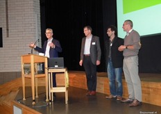 "Bionext reikt deze speldjes uit uit waardering voor de volharding en het doorzettingsvermogen dat de bestuurders getoond hebben in de beginperiode van het Biohuis. "Het Biohuis begint nu echt te staan. Ook dankzij u", waarbij Bavo zich weer naar de zaal richtte. "U hoort ook bij de familie en krijgt dus ook allemaal een speldje bij het verlaten van deze zaal."