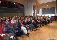 De zaal vanaf het podium gezien.