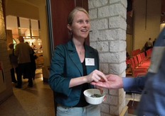 Heleen Klinkert deelde bij het verlaten van de zaal namens Bionext de speldjes uit.